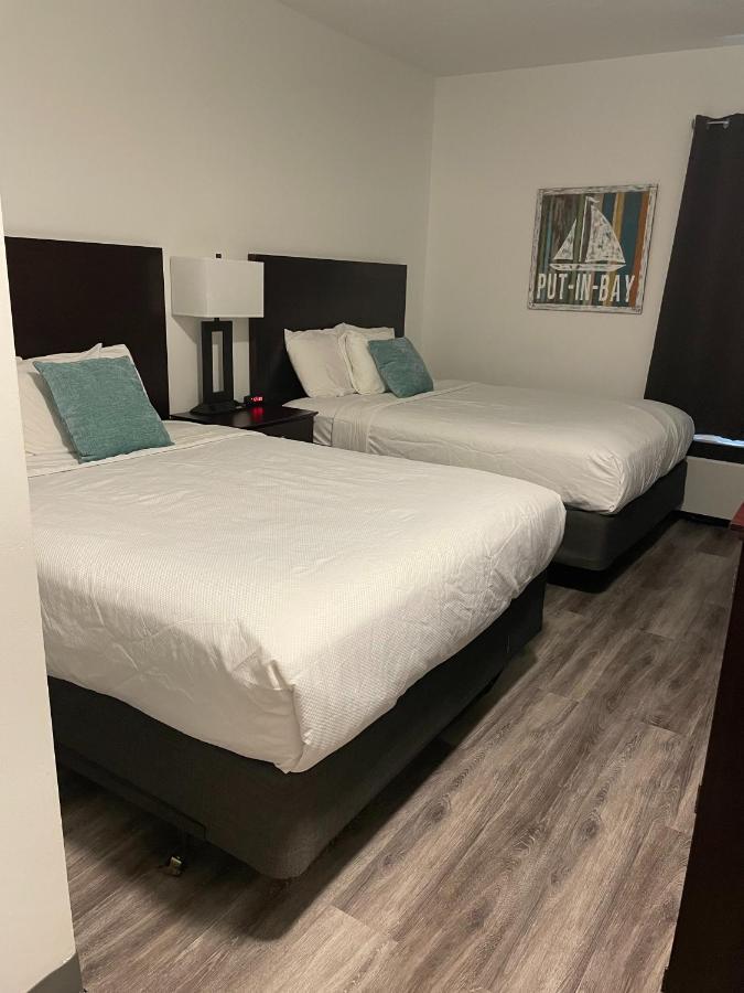 Bay Lodging Resort Put-in-Bay Bagian luar foto