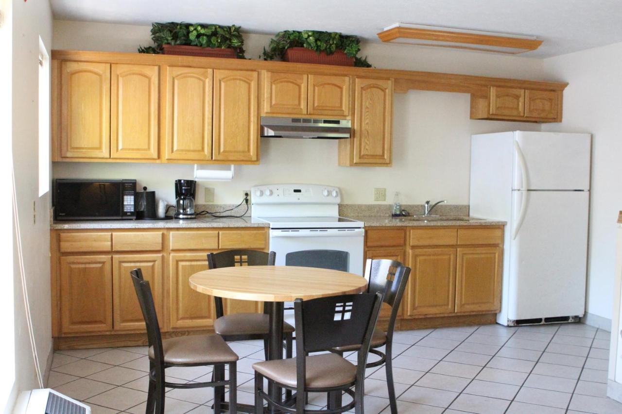 Bay Lodging Resort Put-in-Bay Bagian luar foto